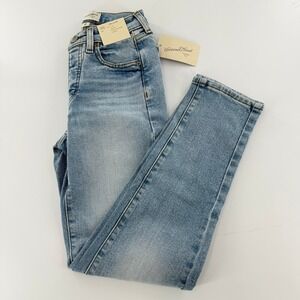 Universal Thread Jeans 80s Slim Mid Rise Modern Women Size 00R Light Wash Blue